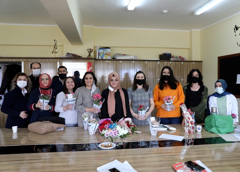 ÖĞRETMENLERİMİZE ÇİÇEK DAĞITTIK